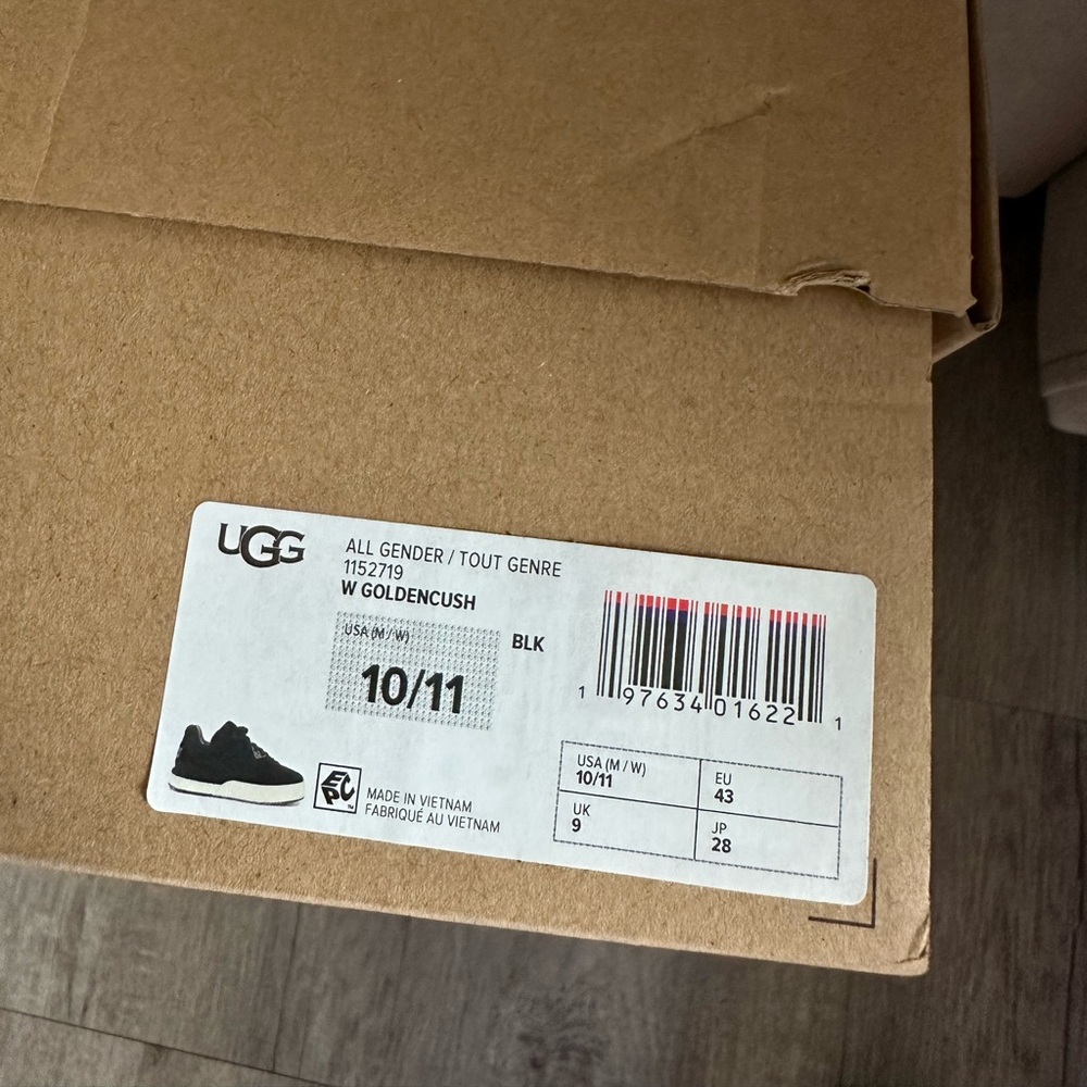 SOLD | NWT UGG Unisex-Adult Goldencush Black - Picture 10 of 11